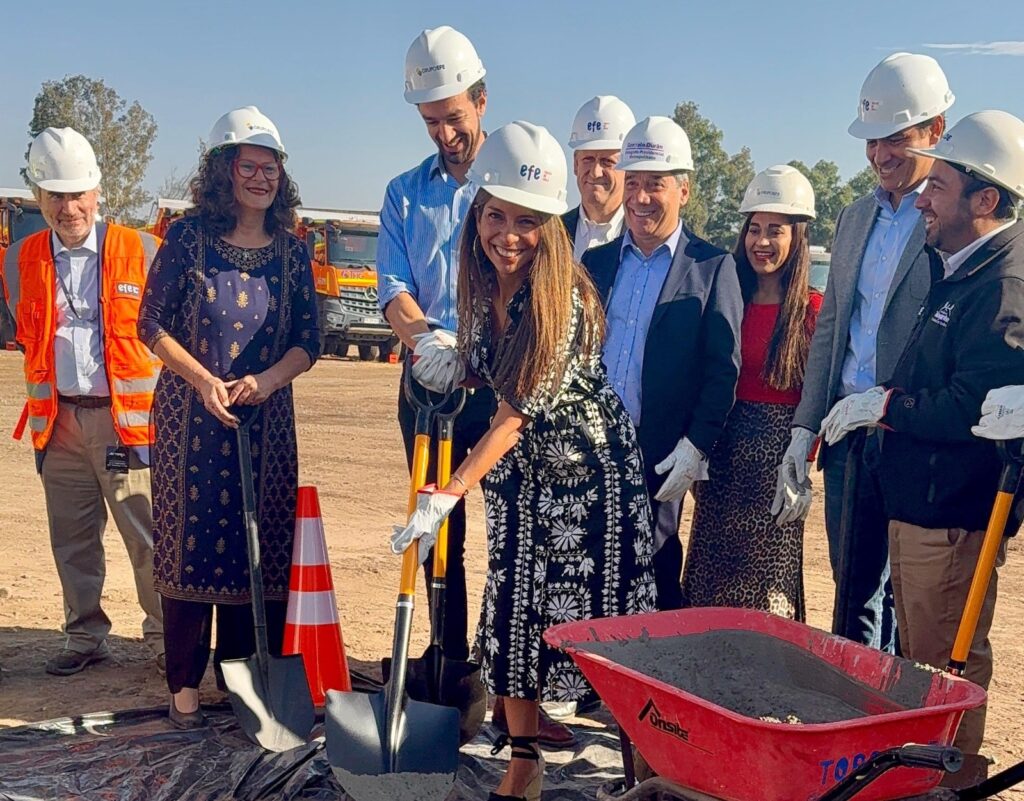 Alcaldesa Gárate participa en colocación de primera piedra de obras del tren Alameda-Melipilla en Peñaflor