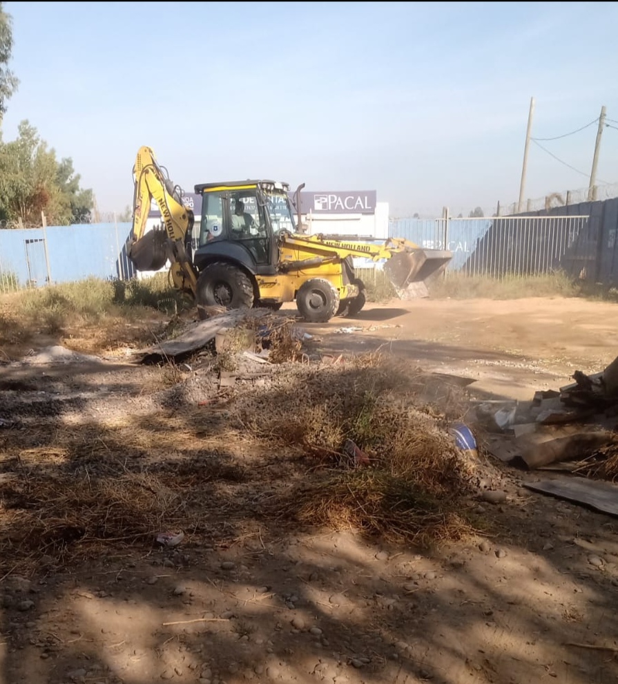 Maquinaria pesada de la municipalidad retiró microbasural del sector El Maitén tras denuncia de vecinos