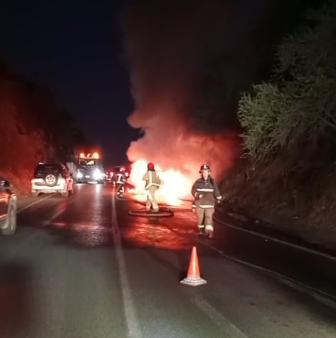 Vehículo se incendió mientras circulaba por la ruta G-60: Sus ocupantes resultaron ilesos