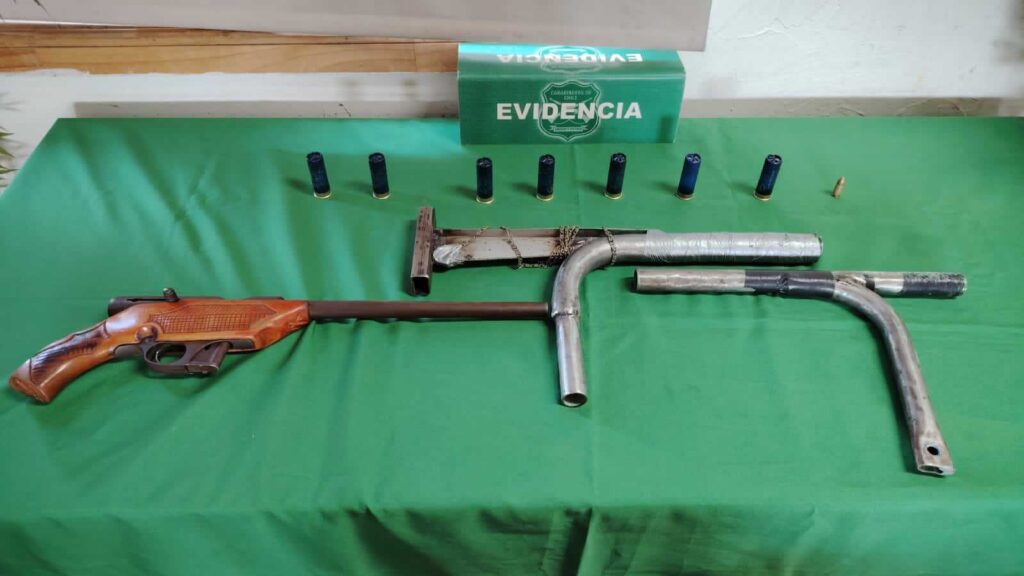 Detienen a sujeto en El Monte con armas, municiones y plantas de marihuana en su domicilio