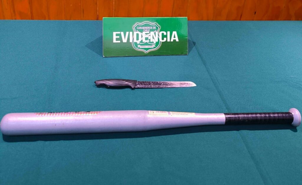 Pelea de estudiantes en liceo de San Pedro, desató la furia de los familiares de uno de los involucrados. Carabineros detuvo a cinco personas y les incautó un bate de béisbol y un arma blanca