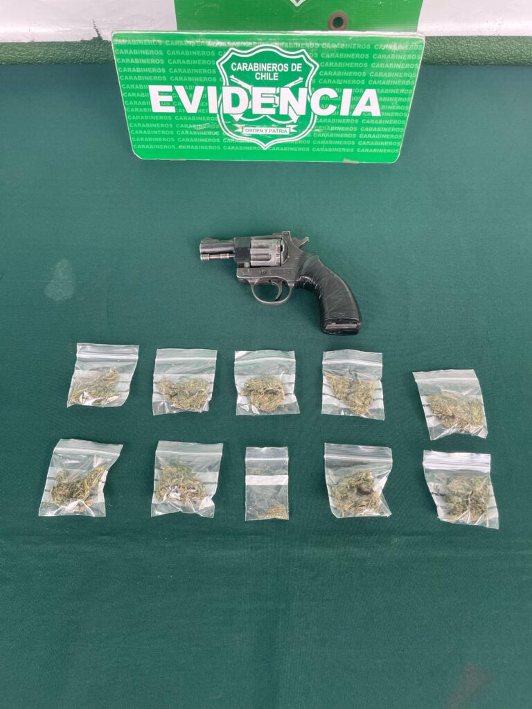Dos detenidos por consumo de marihuana en plaza de armas y porte de arma prohibida