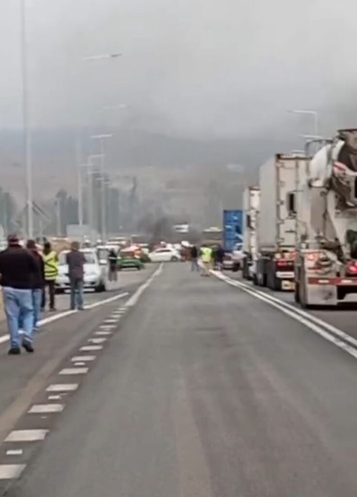 Vecinos de La Tuna cumplen su advertencia y se toman la Ruta de la Fruta en San Pedro