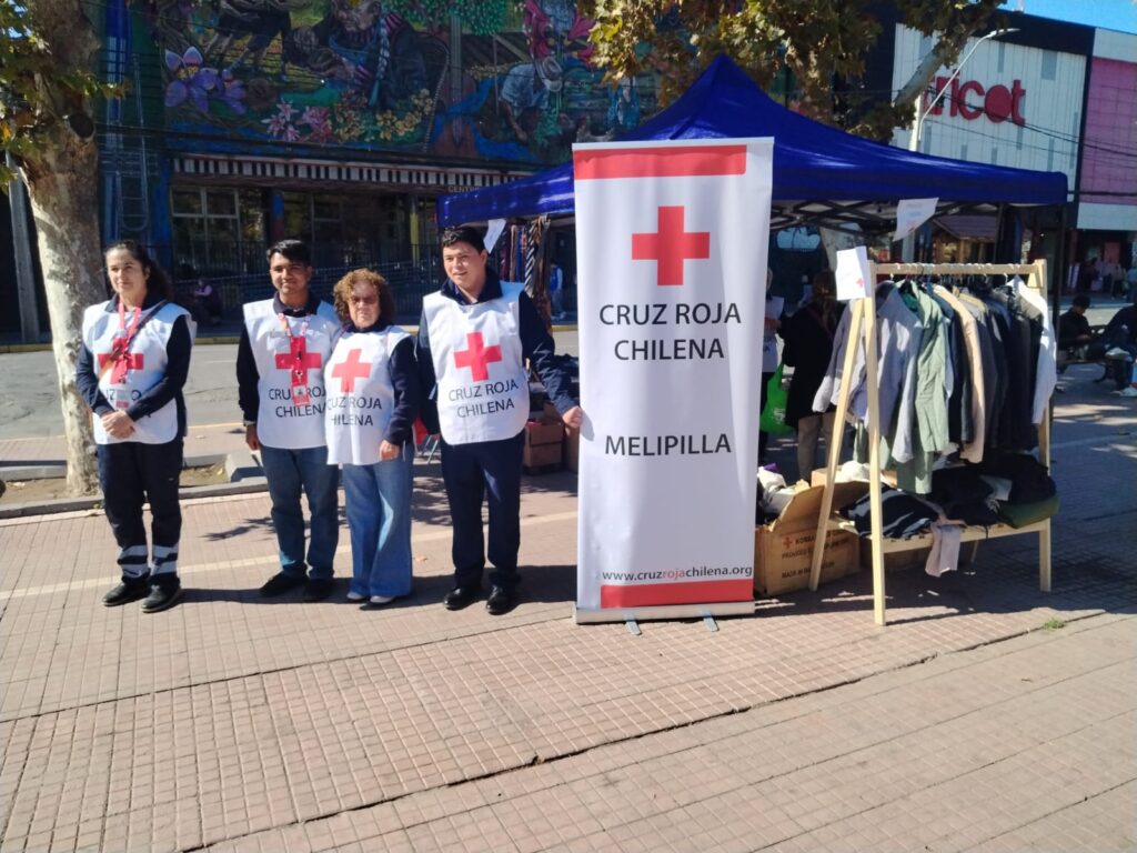 Jóvenes de la Cruz Roja de Melipilla invitan a apoyar su Ropero Solidario en Plaza de Armas