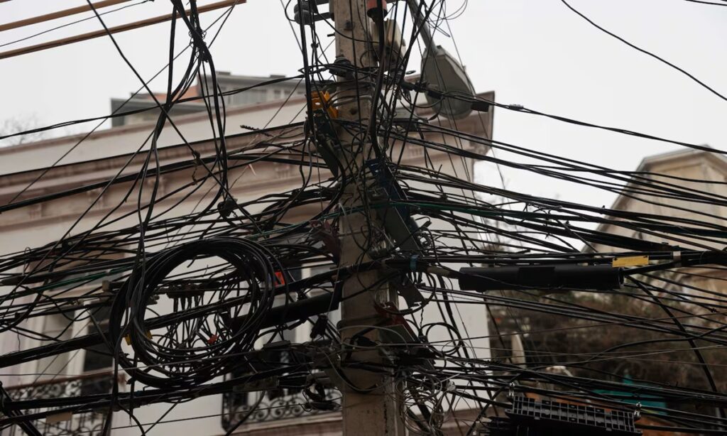 Diputados aprueban norma que faculta a municipios a retirar cables en desuso