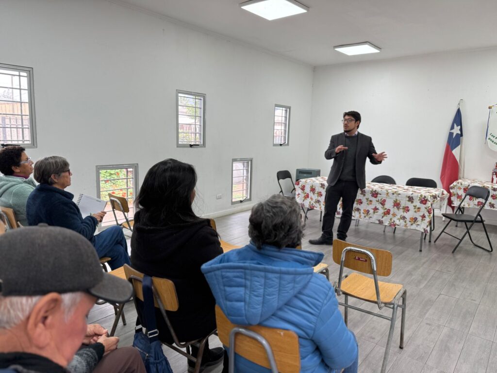 Delegado Alarcón se reúne con vecinos del sector Padre Demetrio Bravo