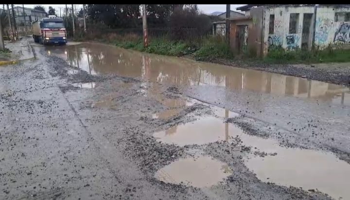 Vecino de El Bajo denuncia grave deterioro del acceso por calle Egaña tras intensas lluvias