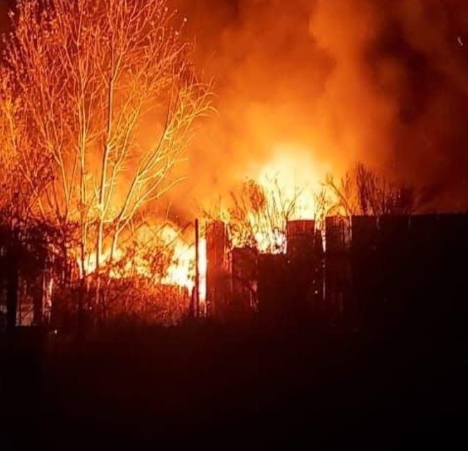 Voraz incendio destruye bodega en Santa Teresa de Mallarauco