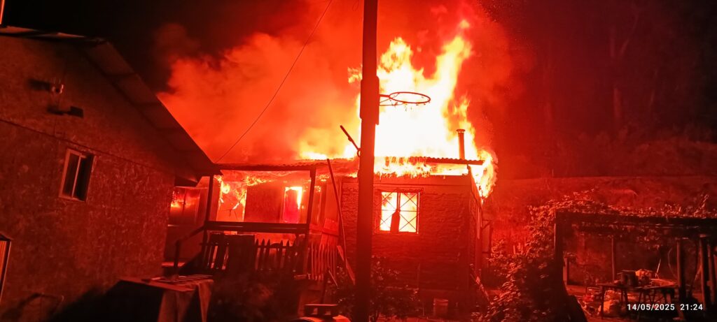 Voraz incendio destruye vivienda en sector Esmeralda: Adulto mayor resulta damnificado