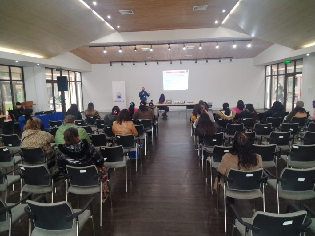 Charla del programa Jefas de Hogar entrega herramientas a emprendedoras de Melipilla para formalizar sus negocios