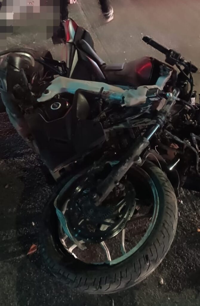 Joven motociclista se encuentra grave tras accidente en sector Los Cruceros