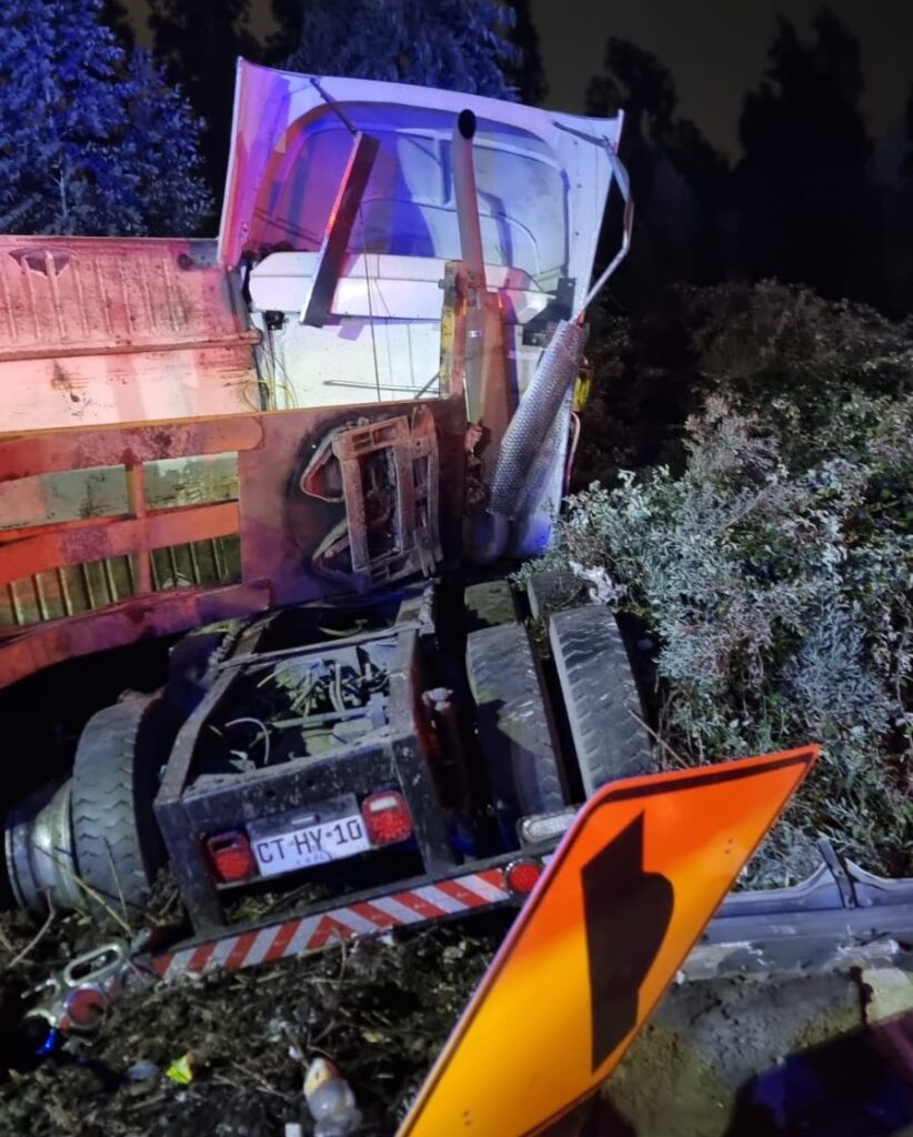 Conductor de camión sufrió espectacular accidente en la autopista Ruta 78