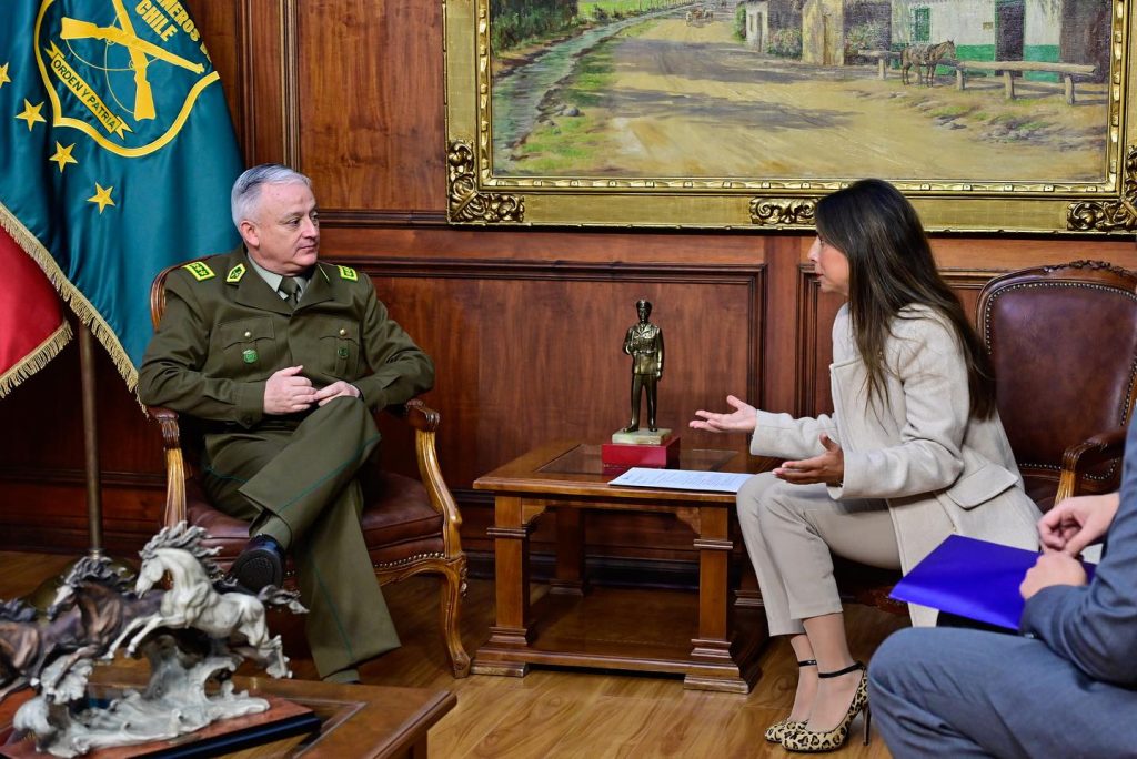 Alcaldesa Gárate se reúne con general director de Carabineros para reforzar medidas de seguridad en la comuna