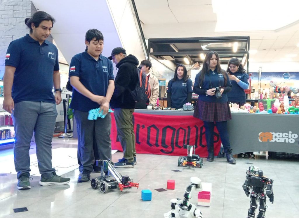 Taller de robótica mostró sus avances en centro comercial de Melipilla