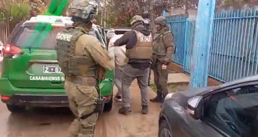 Padre e hijo enfrentan cargos por tráfico de drogas y amenazas tras allanamiento en Padre Hurtado