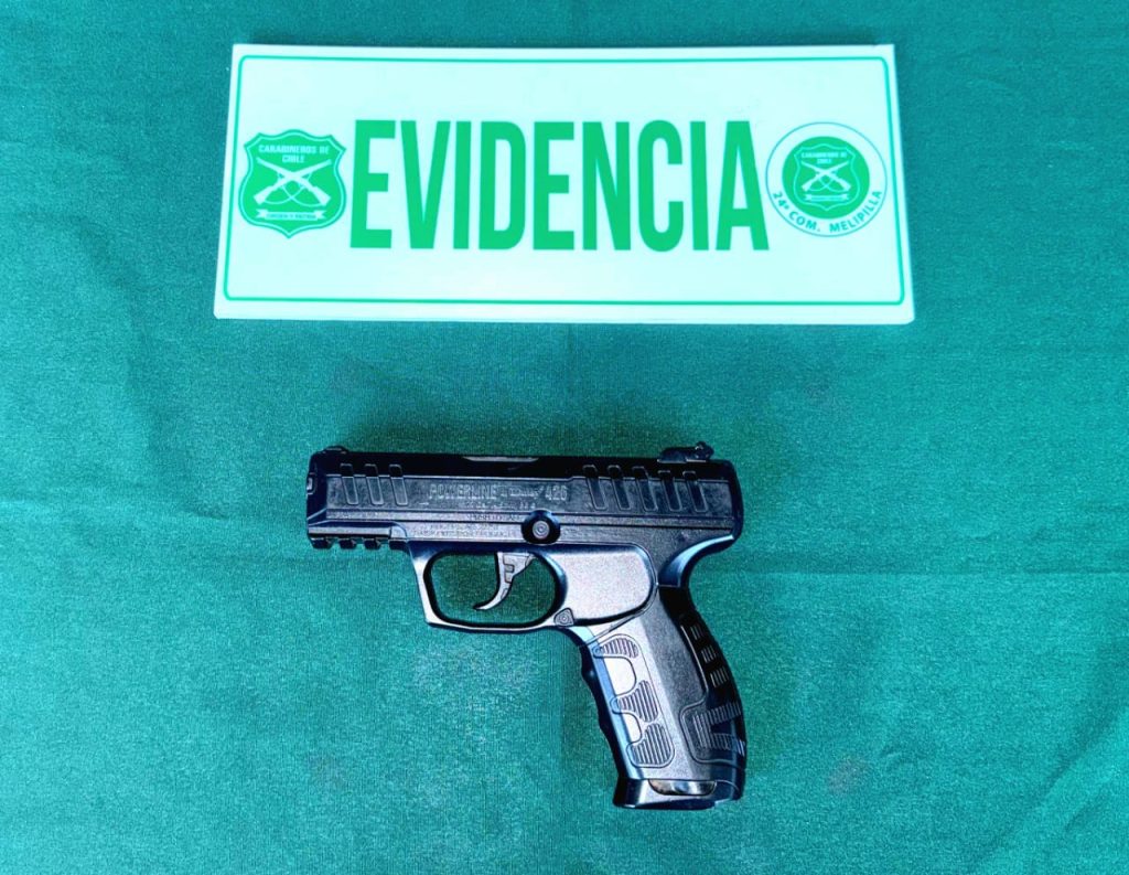 Detienen a estudiante con arma de aire comprimido en plaza de armas de Melipilla