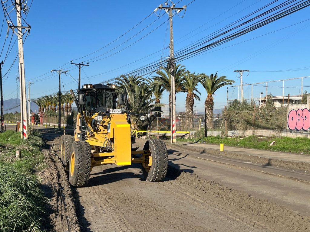 Municipalidad realiza trabajos de mantención vial tras últimas lluvias en Melipilla