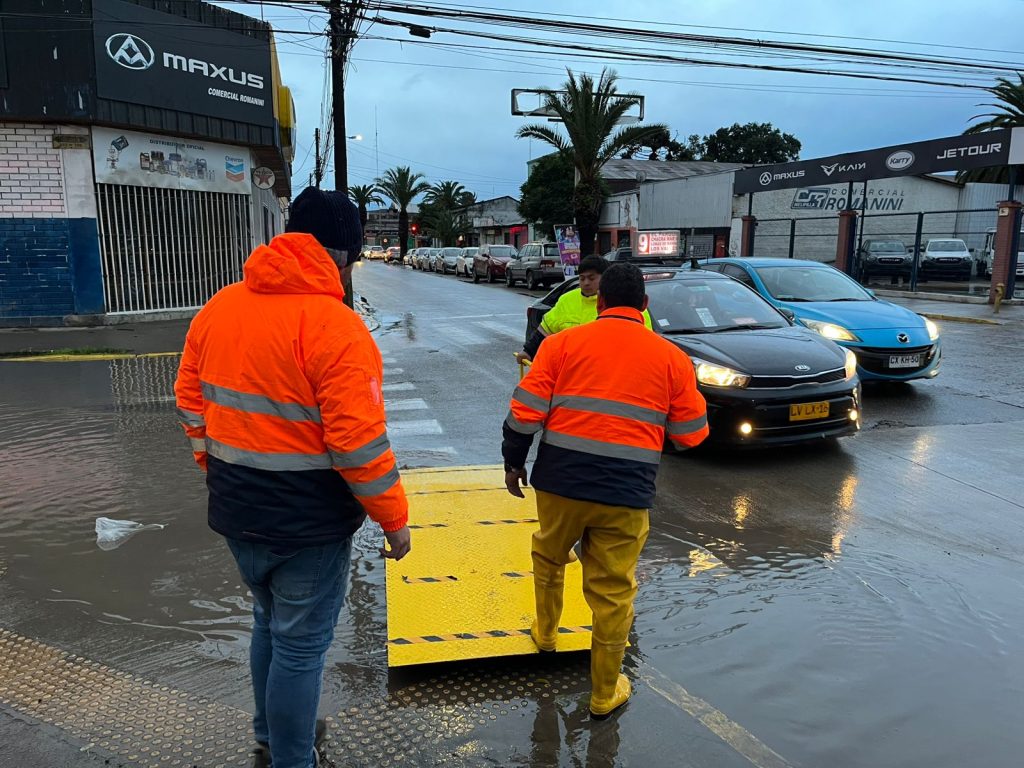 Sistema frontal: Cortes de energía, árboles caídos y calles anegadas en la provincia de Melipilla
