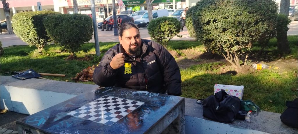 Centro Cultural Reina Karün inicia ciclo de talleres de ajedrez educativo en la plaza de armas de Melipilla