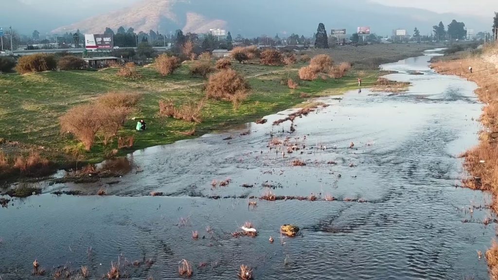 Municipio de Curacaví presenta querella por extracción ilegal de áridos en estero Puangue