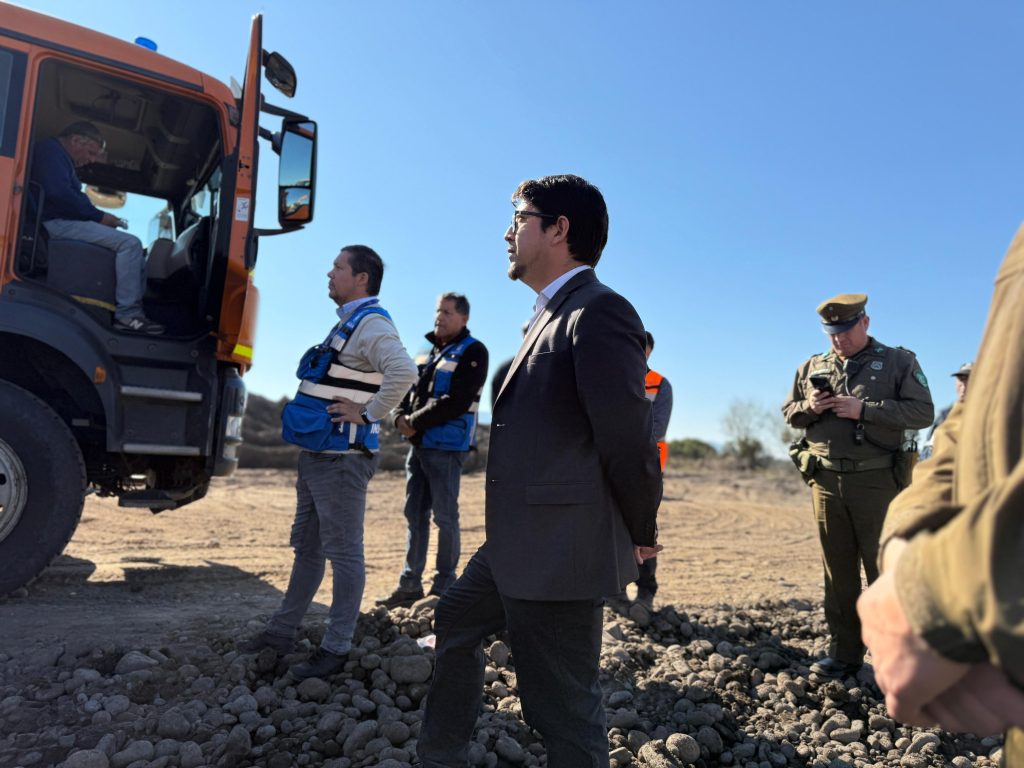 Autoridades fiscalizan desvíos de cauces de agua y extracción ilegal de áridos en sector sur de Melipilla