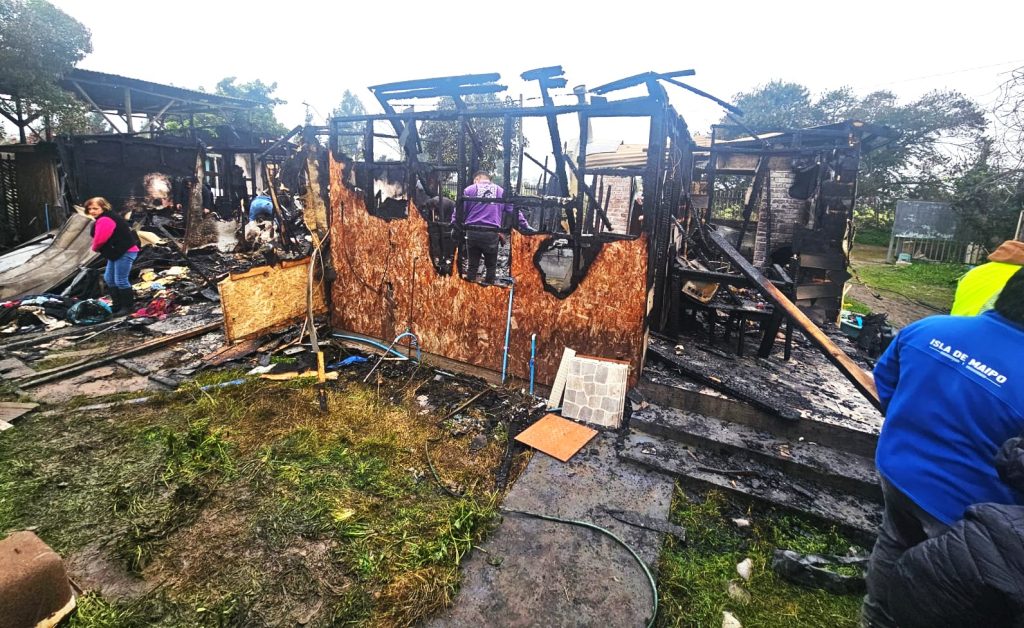 Incendio destruyó por completo la vivienda del concejal Jorge Alfaro en Isla de Maipo