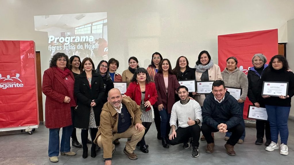 Talagante reconoce a mujeres que culminaron programa Jefas de Hogar con emotiva ceremonia de certificación