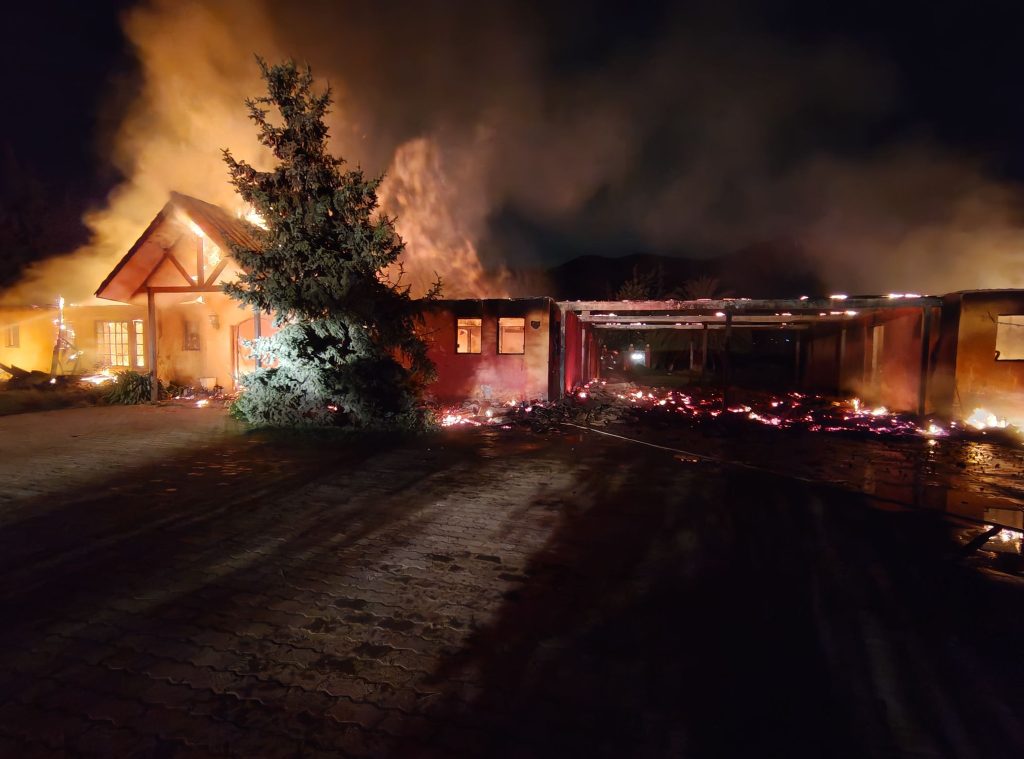 Incendio arrasa centro de rehabilitación para mujeres en Talagante: 16 personas evacuadas sin lesiones