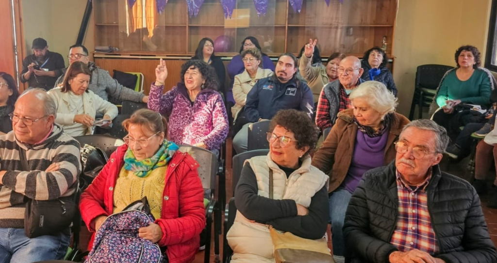 Personas mayores de Peñaflor fortalecen su autonomía financiera con charla educativa de BancoEstado
