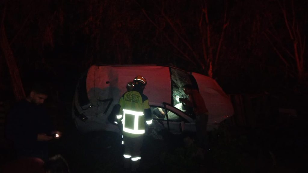 En grave estado un conductor que cayó con su vehículo desde puente El Monte a la Ribera del rio