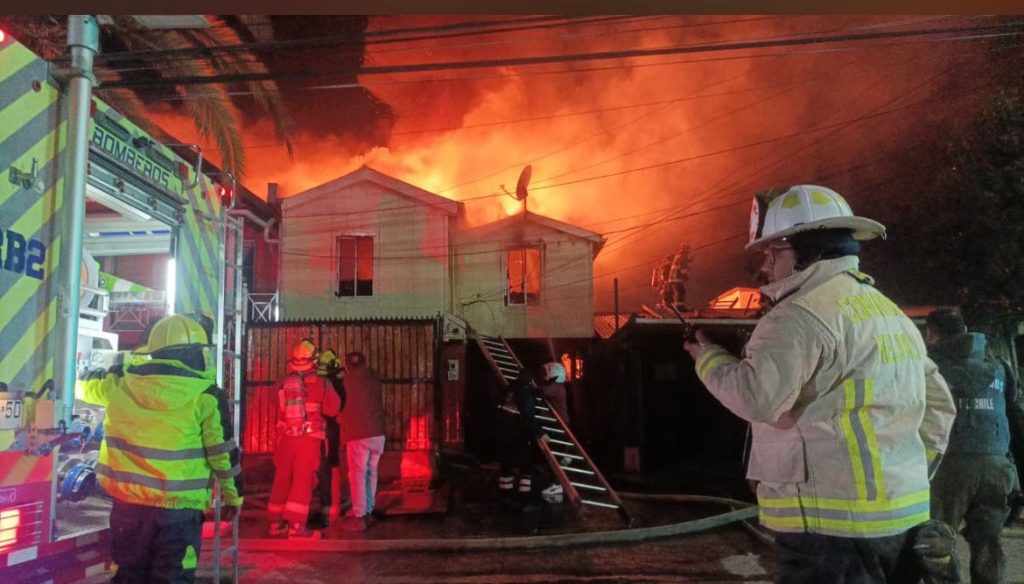 Daños Importantes deja incendio de casa en Veteranos del 79: Bomberos evitó propagación a viviendas vecinas