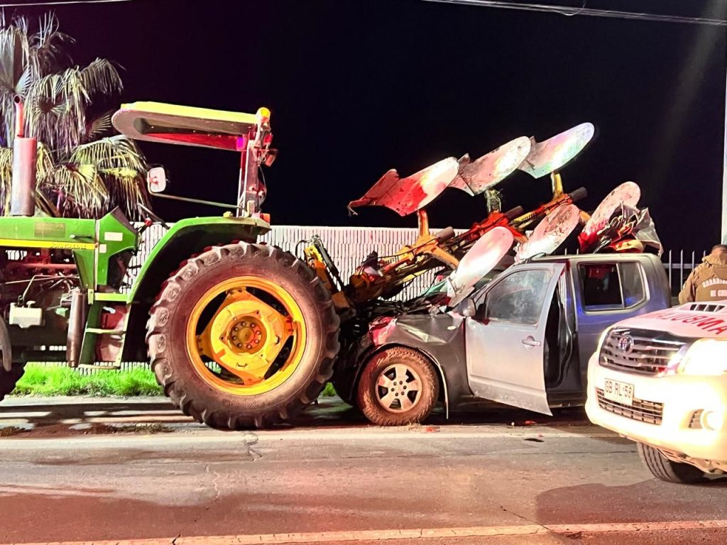 Colisión entre camioneta y tractor deja a una persona en riesgo vital