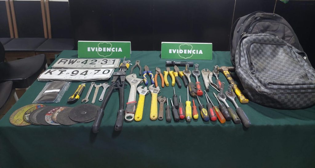 Operativo en la Ruta E-30-F de Zapallar permitió recuperar vehículo robado en Talagante y detener a cinco personas