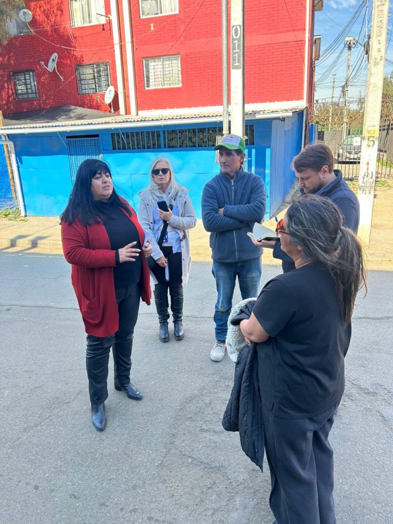 Concejala Pamela Acuña se reúne con vecinos