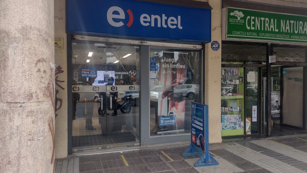 Delincuentes perpetran robo a sucursal de telefonía frente a plaza de armas