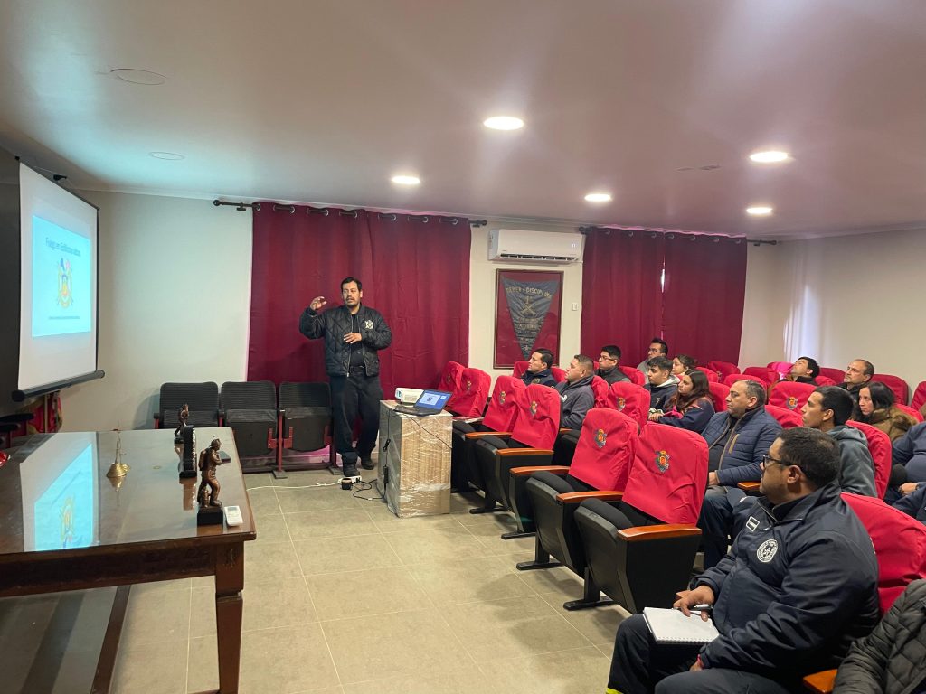 Bomberos de Melipilla se capacitan en control de incendios en subterráneos