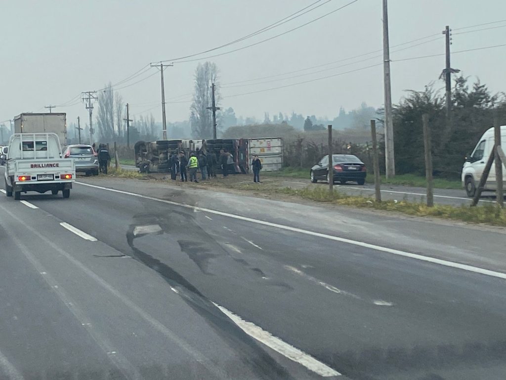 Nuevamente un camión se vuelca en la autopista Ruta 78: conductor salió eyectado de la cabina