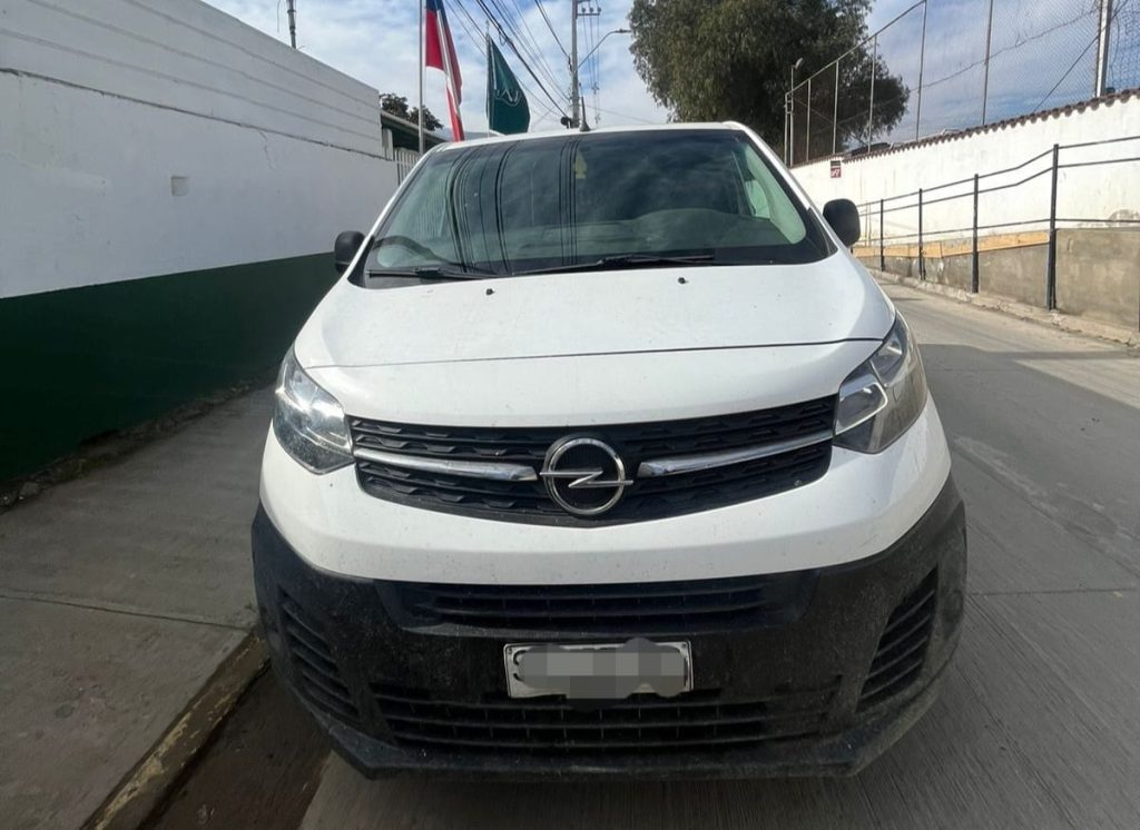 Carabineros detiene en Villa Alhué a conductor de vehículo robado con patentes falsas