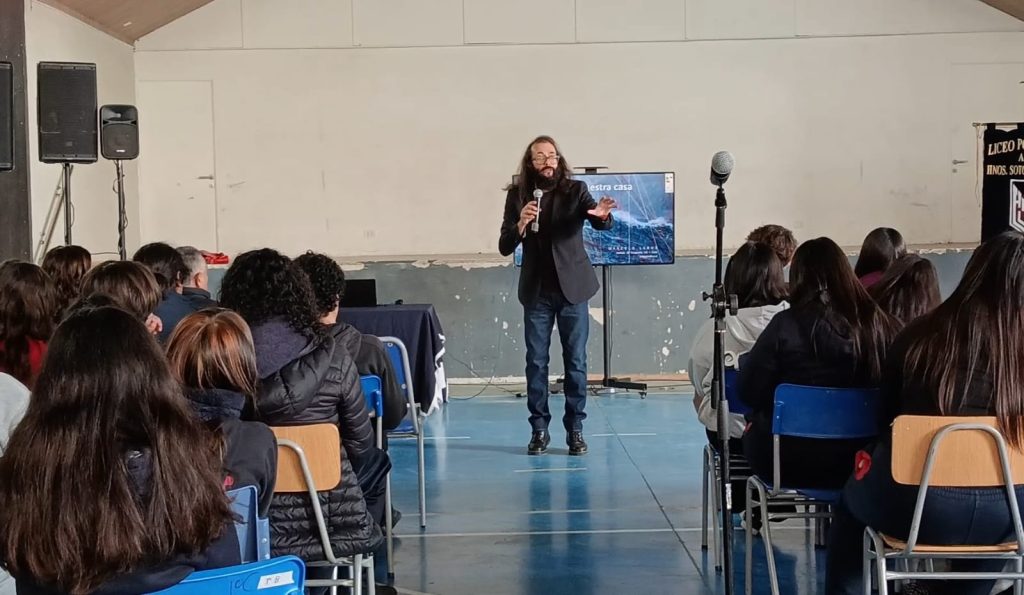 Marcelo Lagos dictó inspiradora charla ambiental a estudiantes del Liceo Hermanos Sotomayor Baeza
