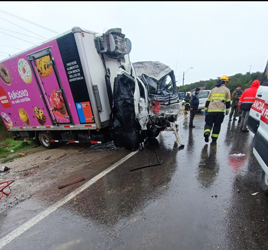 Una persona fallecida y al menos quince lesionados deja grave colisión entre bus y camión en ruta G-60