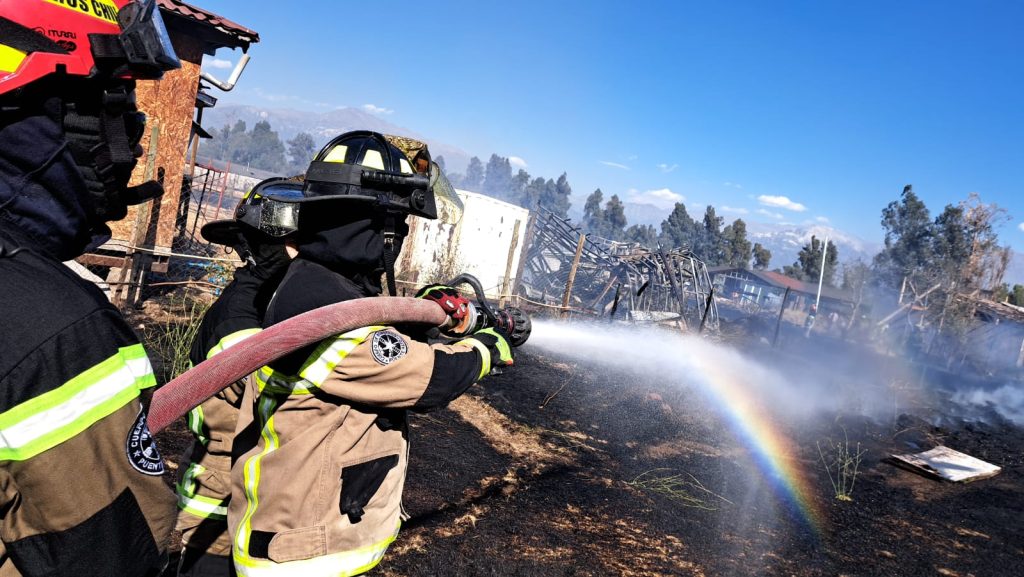 Familia lo pierde todo tras voraz incendio en sector Baracaldo