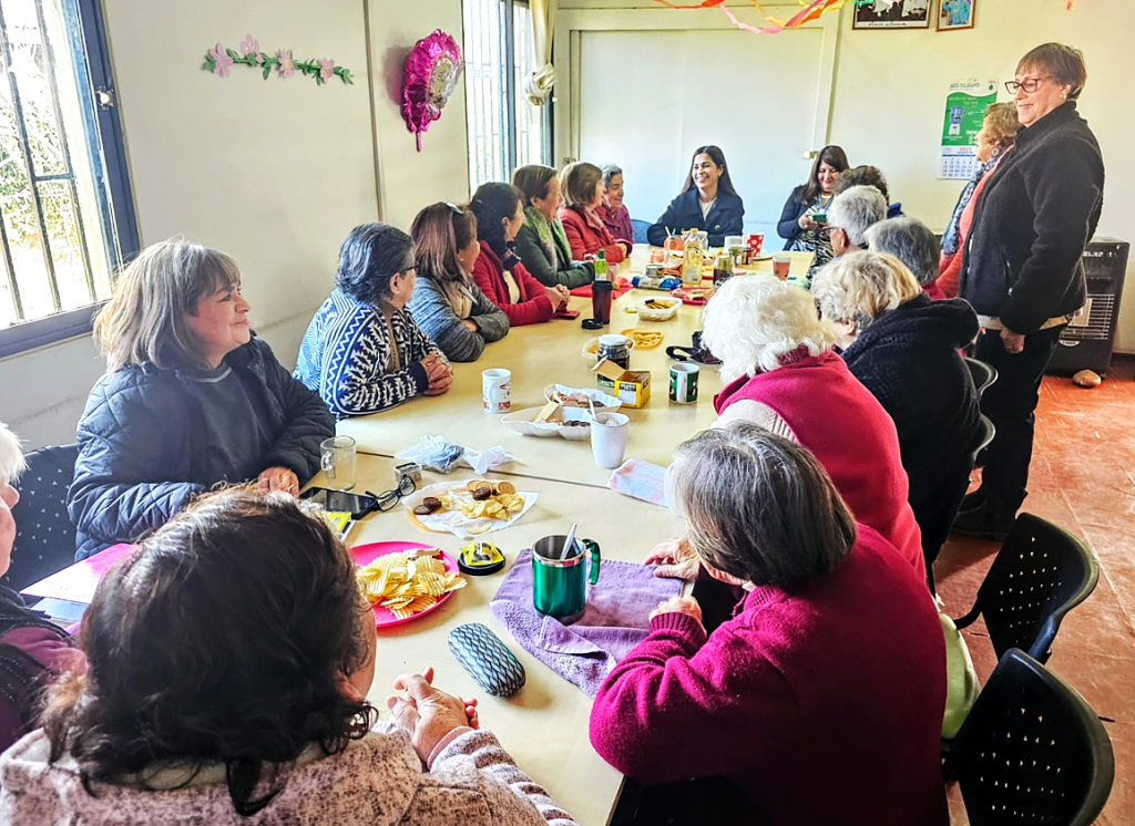 Clubes de adultos mayores de la provincia de Talagante, celebran asignación de fondos SENAMA