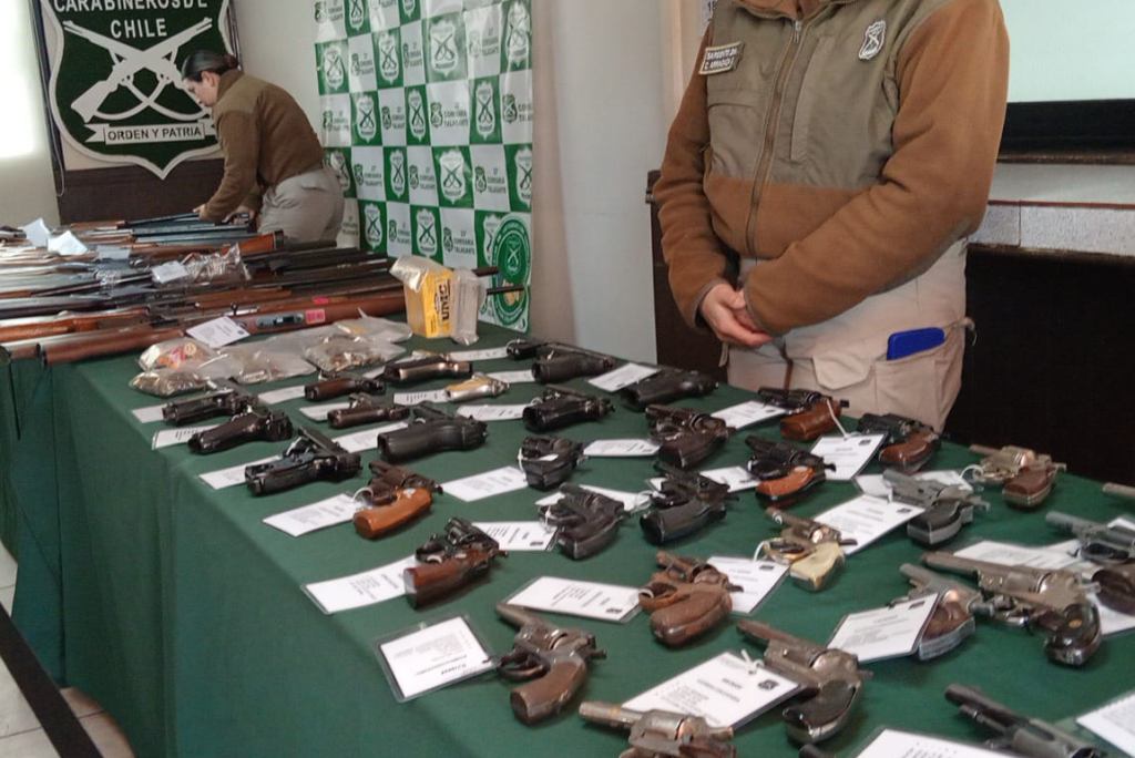 Carabineros exhibe armas entregadas voluntariamente en Talagante como parte de campaña “Devuelve tu arma”