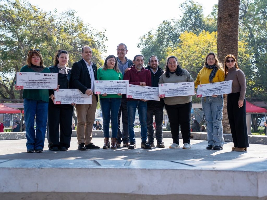 Talagante refuerza el compromiso con el emprendimiento local: 32 vecinos reciben apoyo simbólico en nueva jornada de “Impulsa Talagante 2025”