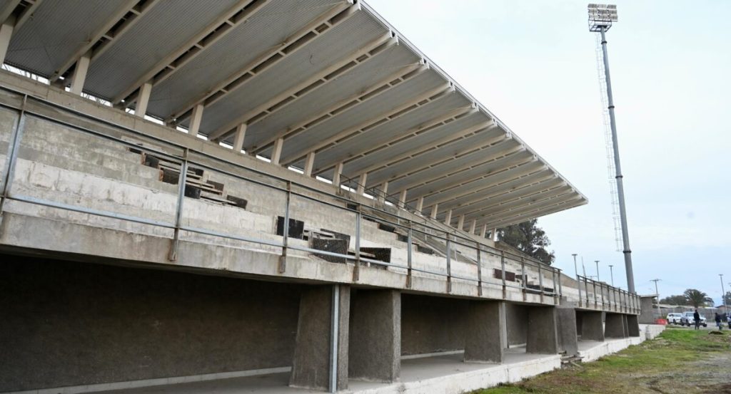 Alcaldesa Gárate anuncia avances para reactivar obras del estadio Roberto Bravo Santibáñez