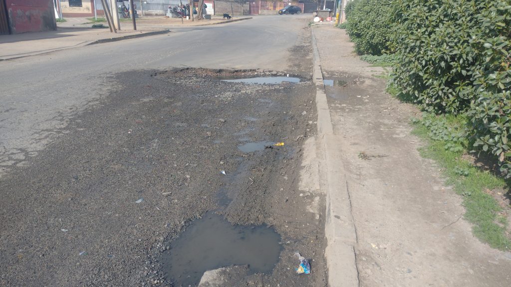 Vecina reclama por peligroso hoyo que se formó en calle Hurtado