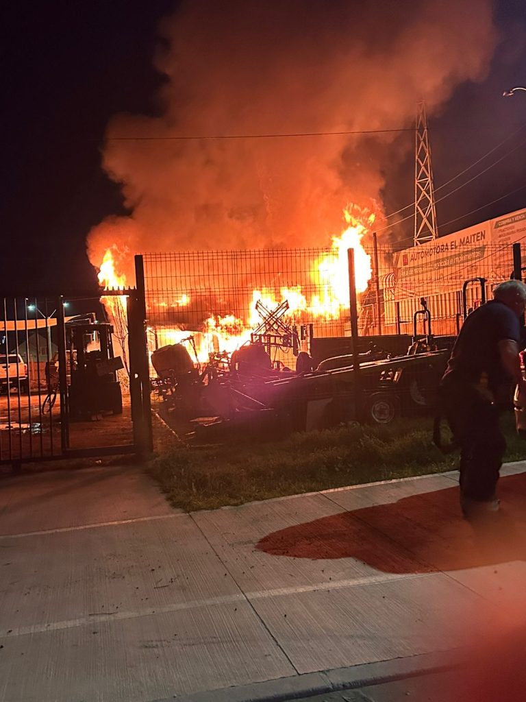 Incendio deja serios daños en automotora en el sector oriente de Melipilla