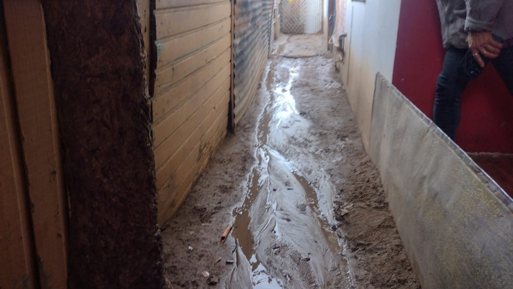 Vecina de población teniente Merino no encuentra solución a problema de aguas servidas que ingresan a su casa