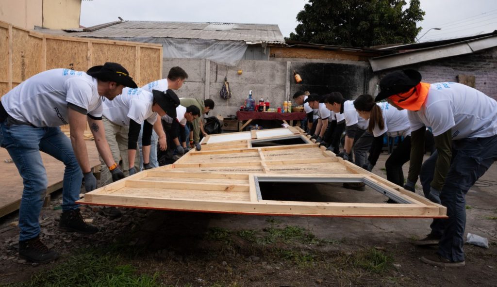 Entrega de vivienda en El Monte une voluntariado empresarial y compromiso social