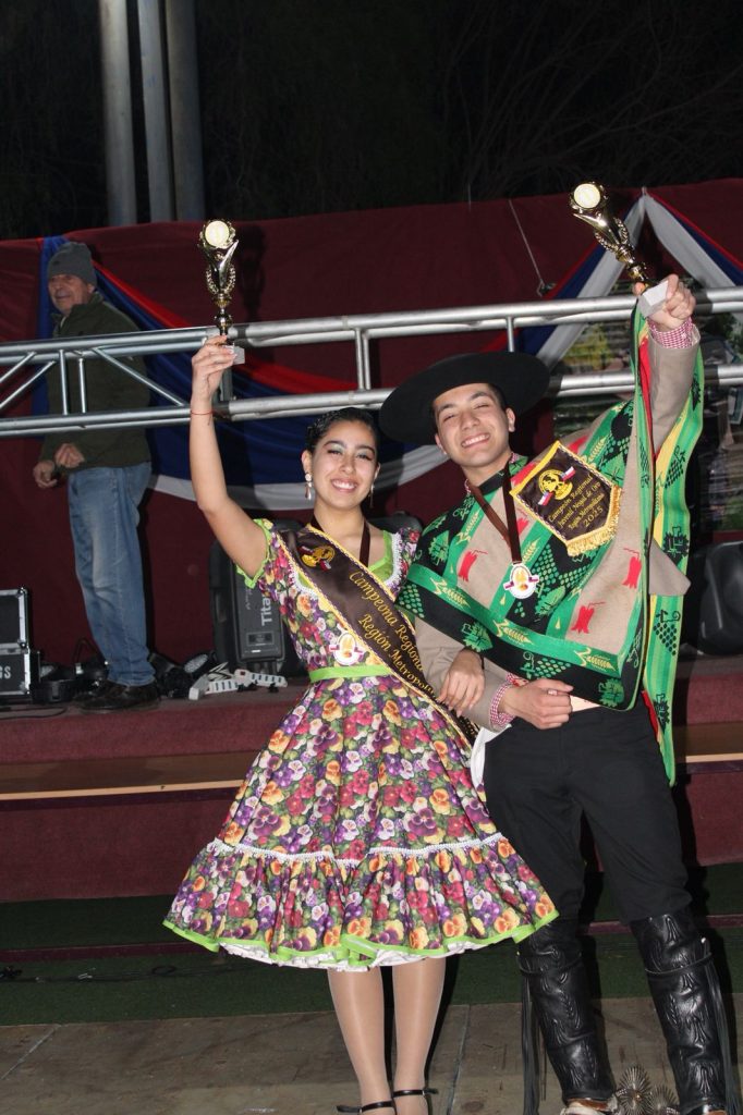 Jóvenes melipillanos consiguen clasificación a campeonato nacional de cueca